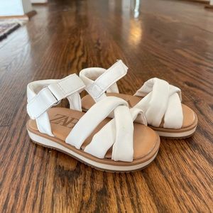 SALE 🌈NWOT Zara white leather sandals size 3 toddler Velcro straps 4.5 inches